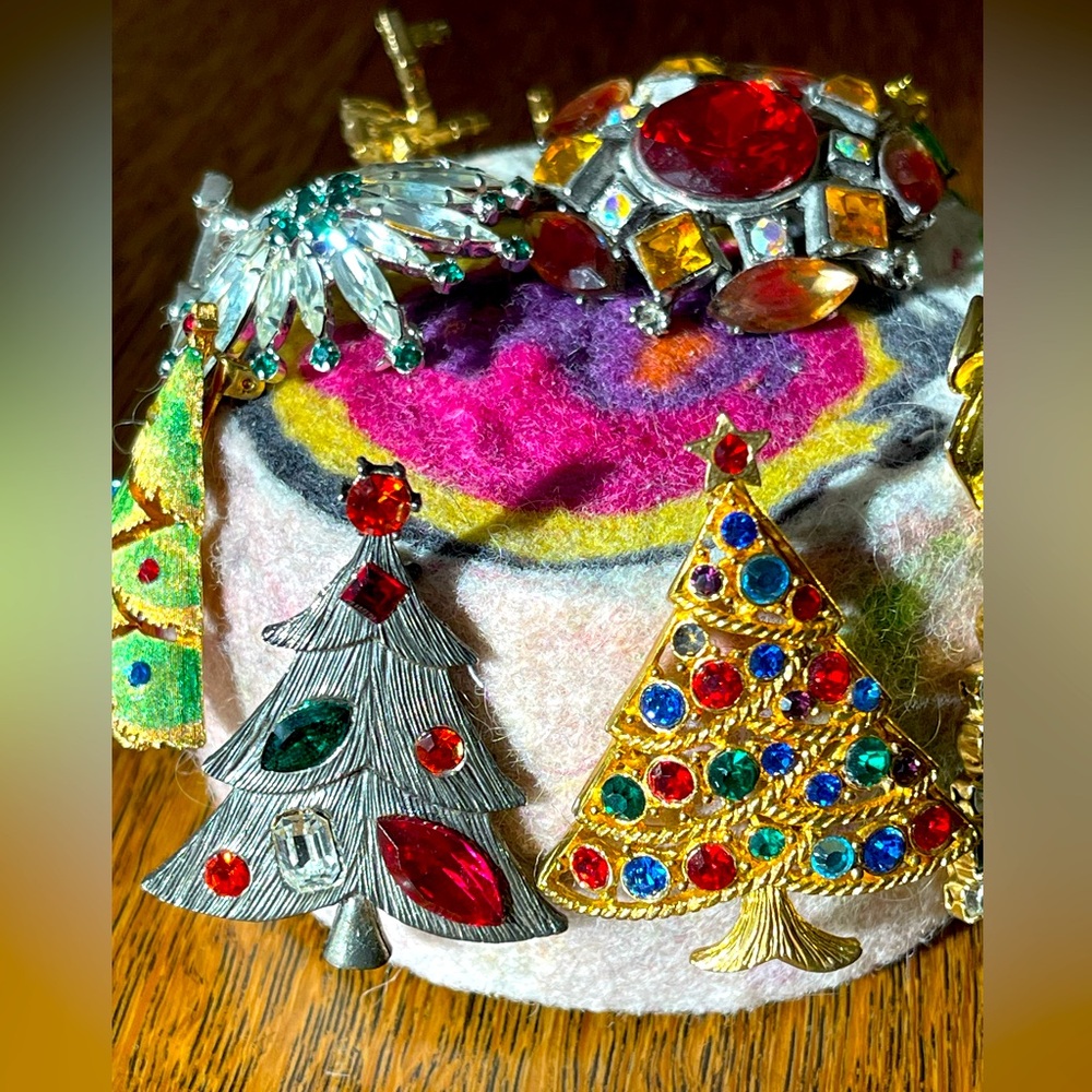 10 Christmas brooches and 1 all-season. EUC. 11 total. I would wear multiple.